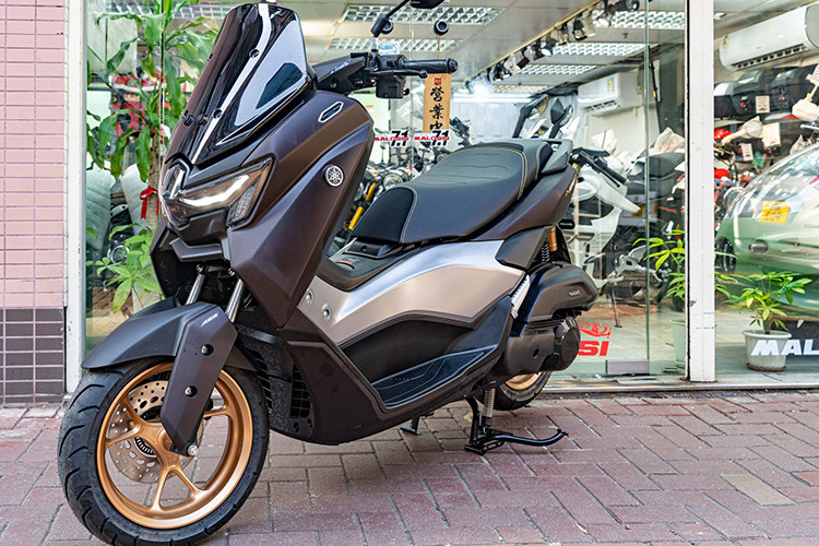 Yamaha Nmax 2025 mới đã chính thức được giới thiệu tại thị trường Thái Lan, đây cũng là quốc gia đầu tiên trong khu vực Đông Nam Á đón nhận mẫu xe tay ga này. Ở thế hệ mới, xe sở hữu nhiều thay đổi về thiết kế, công nghệ và tính năng.