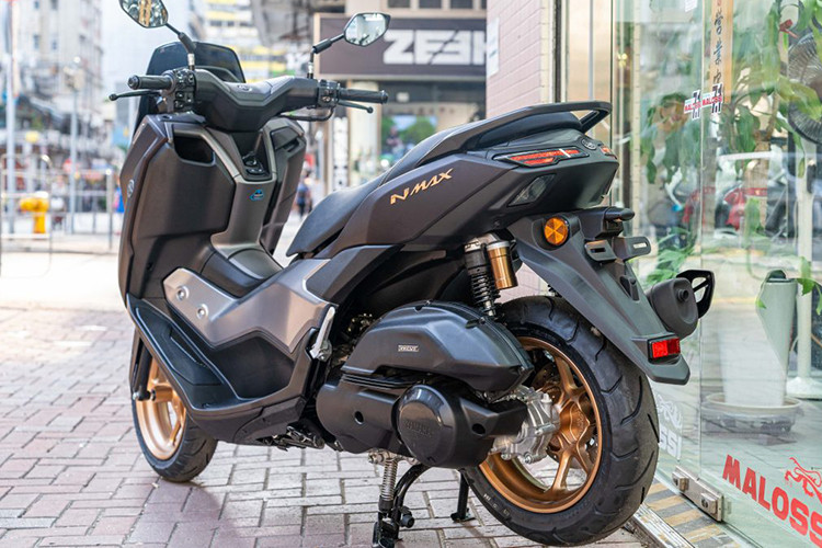 Về thiết kế, mẫu xe ga Yamaha Nmax 2025 có diện mạo mới với phong cách mạnh mẽ hơn. Cụm đèn pha LED kép thiết kế sắc nét, tích hợp dải đèn ban ngày hai bên, trong khi đèn xi-nhan được bố trí theo chiều dọc. Kính chắn gió phía trước có kích thước lớn hơn, tăng khả năng cản gió khi di chuyển tốc độ cao.