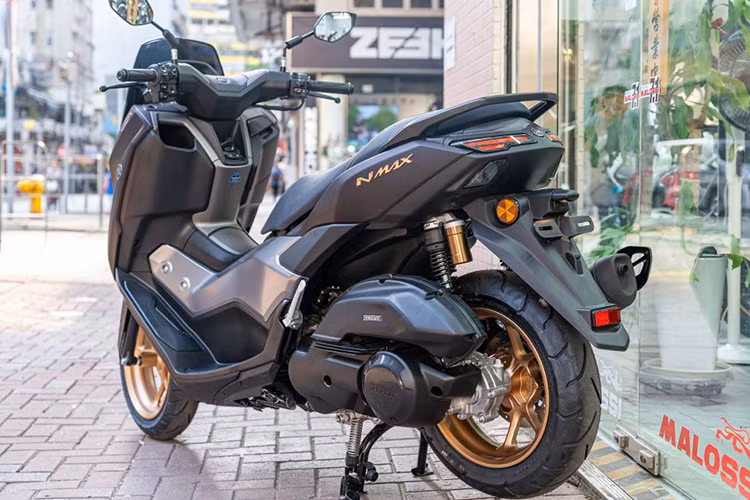 Về thiết kế, mẫu xe ga Yamaha Nmax 2025 có diện mạo mới với phong cách mạnh mẽ hơn. Cụm đèn pha LED kép thiết kế sắc nét, tích hợp dải đèn ban ngày hai bên, trong khi đèn xi-nhan được bố trí theo chiều dọc. Kính chắn gió phía trước có kích thước lớn hơn, tăng khả năng cản gió khi di chuyển tốc độ cao. 