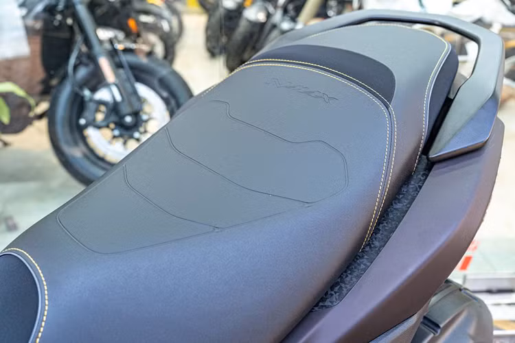 Phiên bản Tech Max của Nmax 2025 được trang bị hai đồng hồ kỹ thuật số, bao gồm màn hình chính 4,2 inch ở dưới và một màn hình phụ 3,2 inch phía trên. Ngoài ra còn có yên xe bọc vật liệu cao cấp với đường chỉ khâu tương phản.