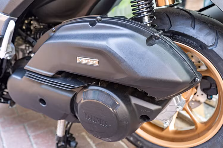 Hộc chứa đồ dưới yên có dung tích 25 lít, tích hợp cổng sạc USB-C, giúp người dùng sạc điện thoại thuận tiện hơn khi di chuyển. Xe còn có một ngăn chứa đồ phía trước để tăng không gian lưu trữ.