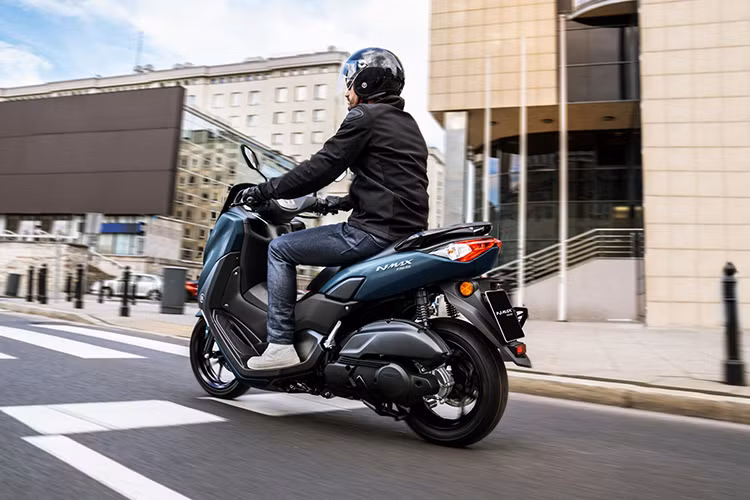Kích thước tổng thể dài x rộng x cao của Nmax 2025 lần lượt là 1.935 x 740 x 1.200 mm, chiều dài cơ sở 1.340 mm, độ cao yên 770 mm, khoảng sáng gầm 125 mm. Xe có trọng lượng 135 kg và bình xăng dung tích 7,1 lít. 