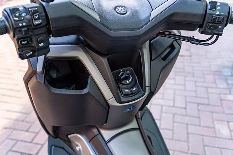 Nmax 2025 sử dụng bộ vành đúc 13 inch đa chấu, đi kèm lốp không săm với kích thước 110/70 ở bánh trước và 130/70 ở bánh sau. Hệ thống phanh đĩa đơn trên cả hai bánh, tích hợp ABS hai kênh. 