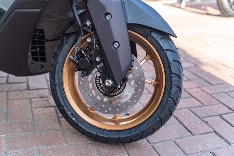 Bản Tech Max còn có công nghệ Shift Down với hai tùy chọn: 1ASD (Acceleration Shift Down) giúp tăng tốc nhanh hơn và 2ISD (Intelligence Shift Down) hỗ trợ tối ưu hiệu suất vận hành. Bên cạnh đó, Yamaha Nmax 2025 cũng được trang bị hàng loạt tính năng tiện ích như hệ thống kiểm soát lực kéo TCS, kết nối Y-Connect, khóa thông minh Smart Key.