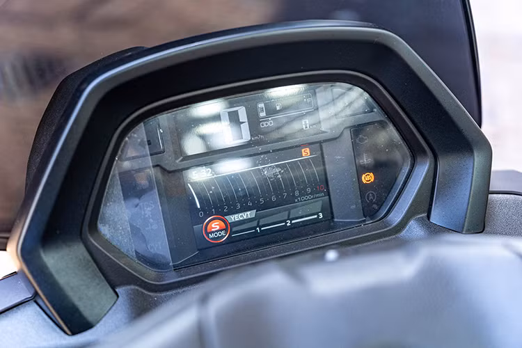 Phần ốp hông sau cơ bắp, đồng bộ với yếm xe. Cụm đèn hậu LED mới tách làm hai và đèn xi-nhan đặt bên dưới. Yên xe có thiết kế phân tầng, tạo tư thế ngồi thoải mái hơn cho người lái và hành khách.