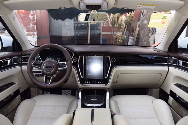 Xe sở hữu đèn pha, đèn định vị LED. Bậc lên xuống đóng mở điện như xe Range Rover, cửa hít như xe sang. Vô-lăng giống với xe Porsche, cụm điều khiển trung tâm với núm xoay chuyển chế độ vận hành giống thương hiệu Jaguar Land Rover, màn hình giải trí cỡ lớn đặt dọc giống thương hiệu Volvo hay siêu xe điện Tesla.