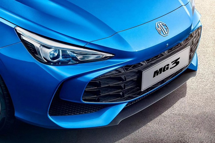Đúng như những hình ảnh rò rỉ trước đó, MG3 2024 mới sở hữu ngoại hình như phiên bản thu nhỏ của 2 đàn anh MG5 và MG7. Được áp dụng ngôn ngữ thiết kế mới nhất của thương hiệu MG, mẫu xe này sở hữu thiết kế sắc sảo phía trước. Tại đây, xe được trang bị cụm đèn pha LED dữ dằn hơn và lưới tản nhiệt cỡ lớn. Bên cạnh đó là khe gió rộng nằm hai bên lưới tản nhiệt và cánh lướt gió thể thao dưới cản trước.
