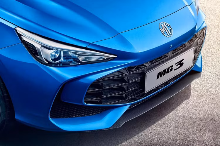 Đúng như những hình ảnh rò rỉ trước đó, MG3 2024 mới sở hữu ngoại hình như phiên bản thu nhỏ của 2 đàn anh MG5 và MG7. Được áp dụng ngôn ngữ thiết kế mới nhất của thương hiệu MG, mẫu xe này sở hữu thiết kế sắc sảo phía trước. Tại đây, xe được trang bị cụm đèn pha LED dữ dằn hơn và lưới tản nhiệt cỡ lớn. Bên cạnh đó là khe gió rộng nằm hai bên lưới tản nhiệt và cánh lướt gió thể thao dưới cản trước.