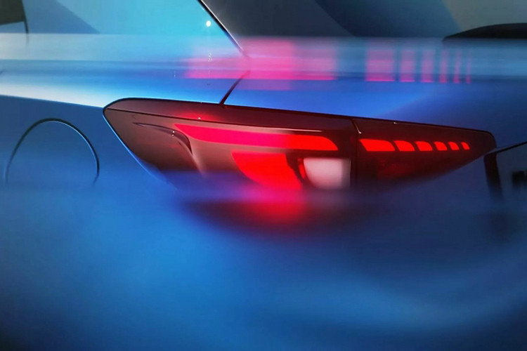 Bên sườn, MG3 2024 được trang bị nhiều đường dập gân và cắt xẻ hơn trước. Tất nhiên, xe cũng sẽ có thêm vành la-zăng mới với thiết kế 5 chấu kép hình chữ "Y" và phay xước 2 màu khỏe khoắn. Ngoài ra, xe còn có cụm đèn hậu nhỏ gọn với thiết kế tương tự đèn pha.