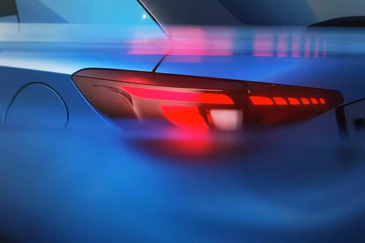 Bên sườn, MG3 2024 được trang bị nhiều đường dập gân và cắt xẻ hơn trước. Tất nhiên, xe cũng sẽ có thêm vành la-zăng mới với thiết kế 5 chấu kép hình chữ "Y" và phay xước 2 màu khỏe khoắn. Ngoài ra, xe còn có cụm đèn hậu nhỏ gọn với thiết kế tương tự đèn pha.