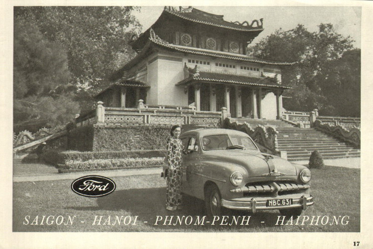 Mẫu quảng cáo này của thương hiệu Ford lấy bối cảnh ở đền Tưởng Niệm, ngày nay là đền thờ Vua Hùng trong khuôn viên Thảo Cầm Viên Sài Gòn. Thời điểm đó, chỉ có những gia đình danh giá, quan to hoặc giới thượng lưu mới có thể sở hữu được những mẫu xe đắt tiền này.