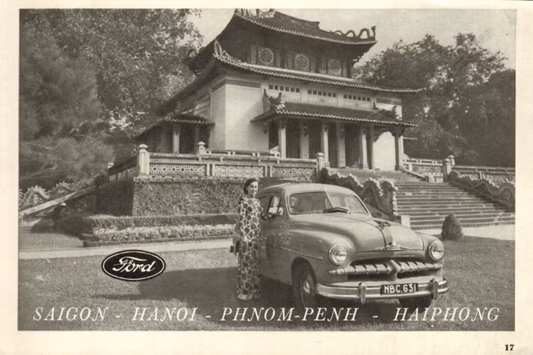 Mẫu quảng cáo này của thương hiệu Ford lấy bối cảnh ở đền Tưởng Niệm, ngày nay là đền thờ Vua Hùng trong khuôn viên Thảo Cầm Viên Sài Gòn. Thời điểm đó, chỉ có những gia đình danh giá, quan to hoặc giới thượng lưu mới có thể sở hữu được những mẫu xe đắt tiền này.