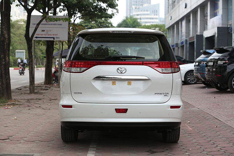 Đuôi của Toyota Previa 2019 vẫn có thiết kế khá lành, dù rằng 2 cụm đèn hậu được thiết kế nối liền với nhau trông tương đối thời thượng. Phần cản sau cũng có tạo hình mềm mại do phong cách tổng thể của xe hướng tới sự truyền thống. Bù lại, đuôi xe có tới 4 cảm biến va chạm, hứa hẹn sẽ đảm bảo sự an toàn khi di chuyển trong thành phố. Xe được trang bị mâm hợp kim 10 chấu kích cỡ 17 inch.