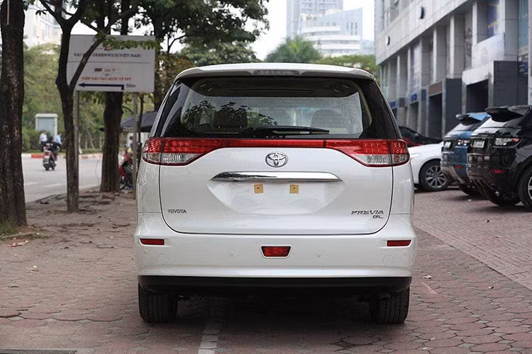Đuôi của Toyota Previa 2019 vẫn có thiết kế khá lành, dù rằng 2 cụm đèn hậu được thiết kế nối liền với nhau trông tương đối thời thượng. Phần cản sau cũng có tạo hình mềm mại do phong cách tổng thể của xe hướng tới sự truyền thống. Bù lại, đuôi xe có tới 4 cảm biến va chạm, hứa hẹn sẽ đảm bảo sự an toàn khi di chuyển trong thành phố. Xe được trang bị mâm hợp kim 10 chấu kích cỡ 17 inch.