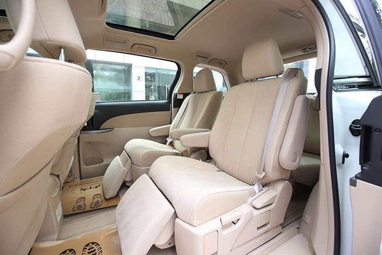 Các trang bị đáng chú ý khác của xe như màn hình giải trí trung tâm dạng cảm ứng, cửa số trời cho khoang trước và khoang sau. Công nghệ an toàn trên Toyota Previa GL 2.4 gồm có chống bó cứng phanh ABS, phân bổ lực phanh điện tử, hỗ trợ phanh khẩn cấp, cân bằng điện tử, cảnh báo áp suất lốp, cảm biến hỗ trợ đỗ xe trước sau và hệ thống 6 túi khí...