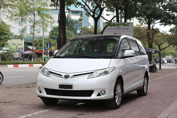 Mới đây, một chiếc Toyota Previa 2019 mới được một cơ sở nhập khẩu tư nhân tại Hà Nội đưa về nước khá bất ngờ. Chiếc xe này thuộc bản trang bị GL 2.4 và chỉ là phiên bản nâng cấp giữa vòng đời được giới thiệu vào năm 2012 chứ không phải bản facelift mới nhất giới thiệu vào năm 2016 tại thị trường Nhật Bản.