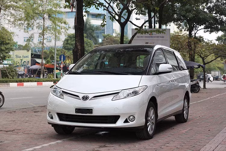 Mới đây, một chiếc Toyota Previa 2019 mới được một cơ sở nhập khẩu tư nhân tại Hà Nội đưa về nước khá bất ngờ. Chiếc xe này thuộc bản trang bị GL 2.4 và chỉ là phiên bản nâng cấp giữa vòng đời được giới thiệu vào năm 2012 chứ không phải bản facelift mới nhất giới thiệu vào năm 2016 tại thị trường Nhật Bản.