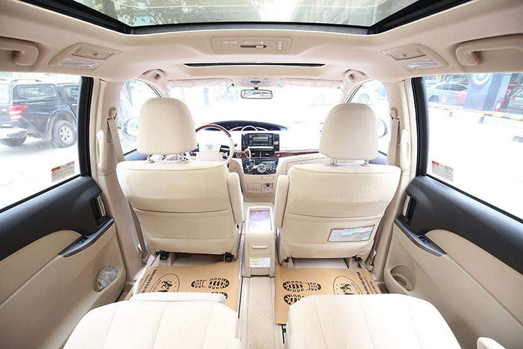 Vô-lăng 4 chấu bọc da và gỗ tích hợp các nút bấm điều chỉnh hệ thống giải trí. Cụm đồng hồ được đặt lệch về phía chính giữa giống với Toyota Vios đời cũ. Toyota Previa 2019 sử dụng chìa khóa thông minh, có thể mở 2 cửa trượt và cốp sau bằng nút bấm. Xe cũng được trang bị công nghệ khởi động bằng nút bấm Start Stop Engine.