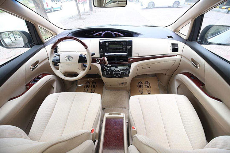 Tương tự như phần ngoại thất, nội thất của Toyota Previa 2019 không mang đậm chất hiện đại và chỉ sở hữu chất liệu nỉ màu be cho các ghế ngồi cùng các chi tiết ốp gỗ màu nâu, phần nào tạo cảm giác sang trọng cho xe. Nội thất có cấu hình chỗ ngồi dạng 2:2:3 với không gian để chân rộng rãi, thoải mái cho cả 3 hàng ghế.