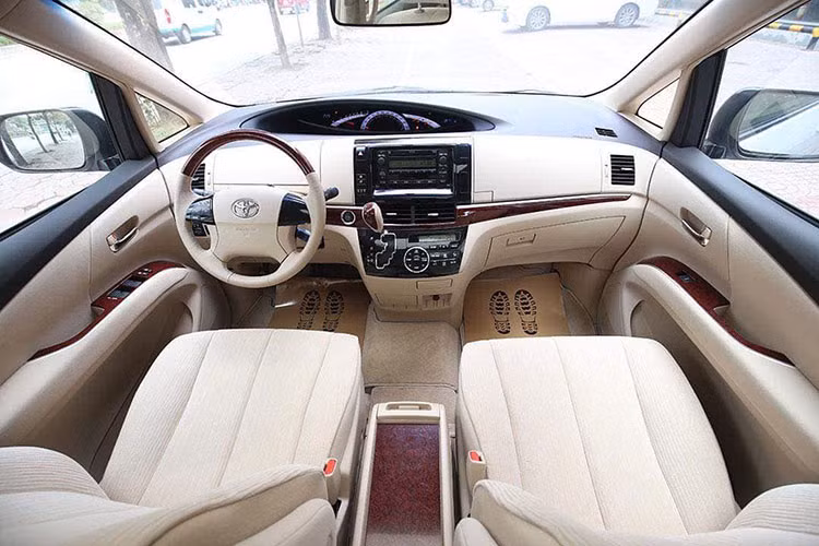 Tương tự như phần ngoại thất, nội thất của Toyota Previa 2019 không mang đậm chất hiện đại và chỉ sở hữu chất liệu nỉ màu be cho các ghế ngồi cùng các chi tiết ốp gỗ màu nâu, phần nào tạo cảm giác sang trọng cho xe. Nội thất có cấu hình chỗ ngồi dạng 2:2:3 với không gian để chân rộng rãi, thoải mái cho cả 3 hàng ghế.