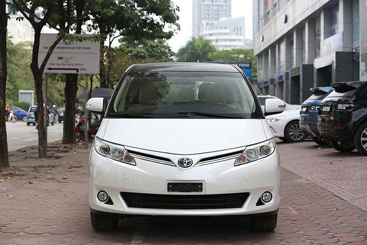 Đèn pha của Toyota Previa 2019 là đèn dạng HID sử dụng bóng Xenon, nối liền với 2 khe tản nhiệt có ốp mạ crôm và chạy thẳng vào logo Toyota nằm chính giữa. Phía bên dưới ở khu vực cản trước là lưới tản nhiệt chính của xe, 2 bên là hốc đèn sương mù hình tròn khá nhỏ nhắn. Thên xe với các cột A, B, C và D đều được sơn đen cùng màu với cửa kính.
