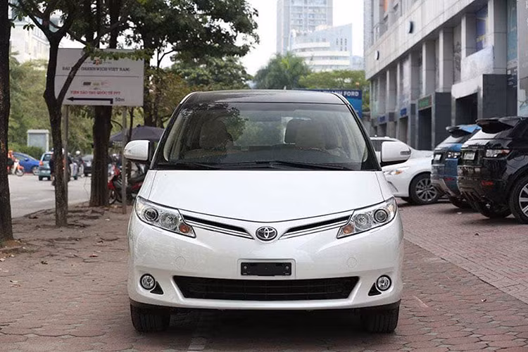 Đèn pha của Toyota Previa 2019 là đèn dạng HID sử dụng bóng Xenon, nối liền với 2 khe tản nhiệt có ốp mạ crôm và chạy thẳng vào logo Toyota nằm chính giữa. Phía bên dưới ở khu vực cản trước là lưới tản nhiệt chính của xe, 2 bên là hốc đèn sương mù hình tròn khá nhỏ nhắn. Thên xe với các cột A, B, C và D đều được sơn đen cùng màu với cửa kính.