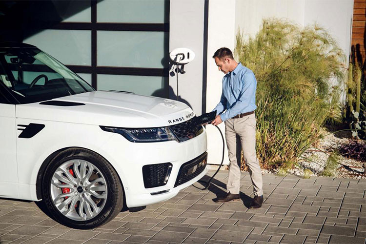 Như vậy, hệ truyền động plug-in hybrid trên Range Rover Sport P400e sẽ giúp chiếc SUV hạng sang này có tổng công suất đạt 398 mã lực và mô-men xoắn cực đại là 639 Nm. Động cơ lai này cho phép Range Rover Sport P400e có thể tăng tốc từ vị trí xuất phát lên 96 km/h trong 6,3 giây, trước khi đạt tốc độ tối đa 220 km/h.