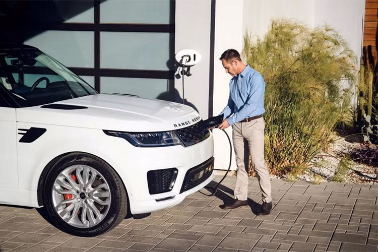 Như vậy, hệ truyền động plug-in hybrid trên Range Rover Sport P400e sẽ giúp chiếc SUV hạng sang này có tổng công suất đạt 398 mã lực và mô-men xoắn cực đại là 639 Nm. Động cơ lai này cho phép Range Rover Sport P400e có thể tăng tốc từ vị trí xuất phát lên 96 km/h trong 6,3 giây, trước khi đạt tốc độ tối đa 220 km/h.