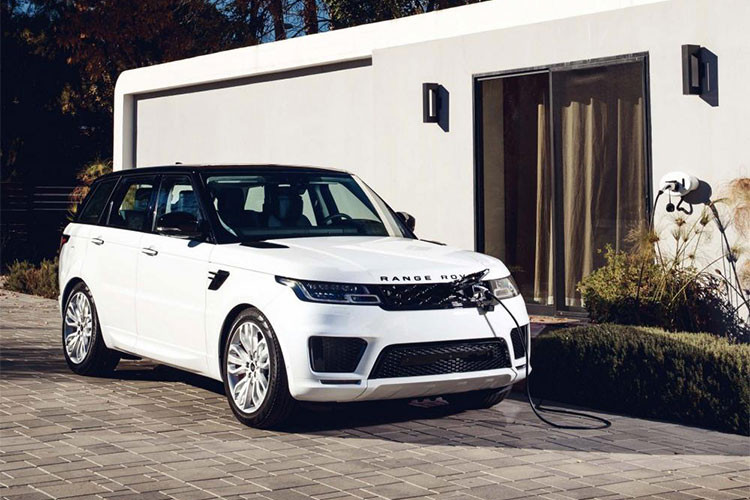 Tương tự như các "đàn anh", Mẫu xe Range Rover Sport 2019 vừa bổ sung thêm phiên bản plug-in hybrid tại thị trường Mỹ mang tên gọi Range Rover Sport P400e. Đây là động thái hãng xe sang Anh quốc muốn mang đến sự lựa chọn đa dạng hơn cho các khách hàng của mình.