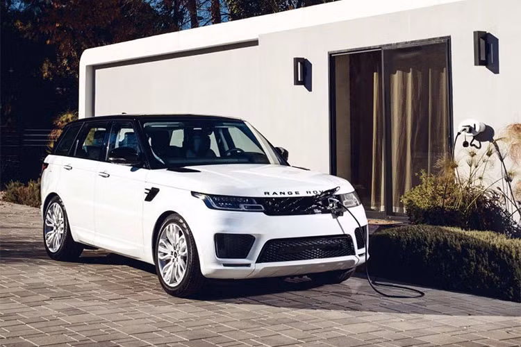 Tương tự như các "đàn anh", Mẫu xe Range Rover Sport 2019 vừa bổ sung thêm phiên bản plug-in hybrid tại thị trường Mỹ mang tên gọi Range Rover Sport P400e. Đây là động thái hãng xe sang Anh quốc muốn mang đến sự lựa chọn đa dạng hơn cho các khách hàng của mình.