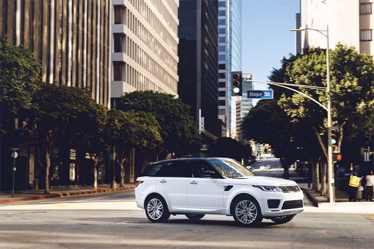 Range Rover Sport P400e được định vị nằm giữa 2 phiên bản HSE Td6 và HSE Dynamic, xe có mức giá khởi điểm là 78.300 USD (khoảng 1,82 tỷ đồng), rẻ hơn khoảng 16.850 USD so với bản Range Rover plug-in hybrid.