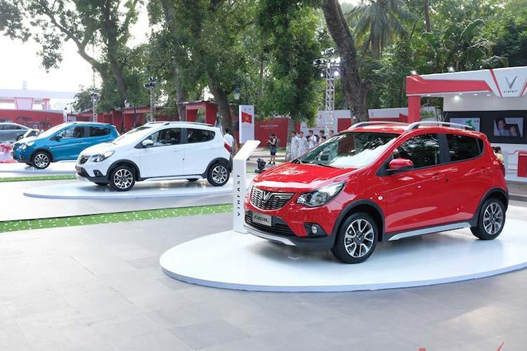 Dựa trên nền tảng của xe Opel Karl Rocks (phiên bản cao cấp nhất của Opel Karl) và sở hữu hộp số vô cấp CVT thường gặp ở những dòng xe thuộc phân khúc B cùng những tính năng vượt trội khác, xe giá rẻ VinFast Fadil thực sự vượt trội so với những đối thủ phân khúc A như Hyundai Grand i10 hay Kia Morning và trở thành một đối trọng “đáng gờm”.