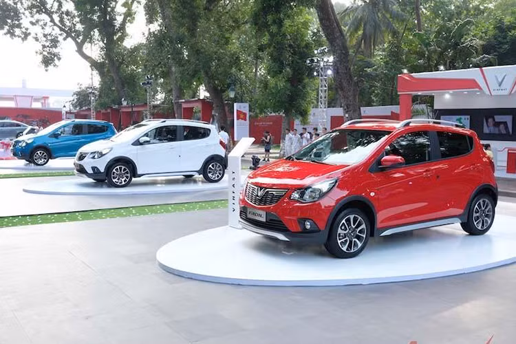 Dựa trên nền tảng của xe Opel Karl Rocks (phiên bản cao cấp nhất của Opel Karl) và sở hữu hộp số vô cấp CVT thường gặp ở những dòng xe thuộc phân khúc B cùng những tính năng vượt trội khác, xe giá rẻ VinFast Fadil thực sự vượt trội so với những đối thủ phân khúc A như Hyundai Grand i10 hay Kia Morning và trở thành một đối trọng “đáng gờm”.