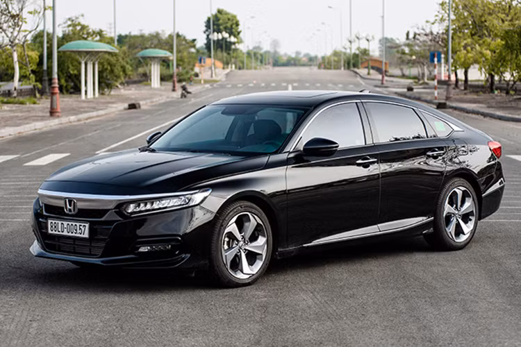 Honda Accord tại Việt Nam cũng có sự tăng trưởng nhẹ về doanh số. Đáng chú ý, mẫu sedan hạng D của Honda tăng trưởng 42%, bật tăng cao nhất phân khúc nhưng vẫn không thoát khỏi nhóm xe bán chậm nhất thị trường. Doanh số tháng 11 của Honda Accord là 10 xe, trong khi con số tương ứng của tháng 10 là 7 xe.