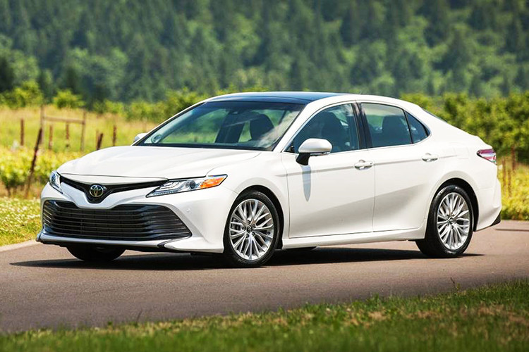 Sự sụt giảm của Toyota Camry cùng với lượng xe bán ra lẹt đẹt của các mẫu xe còn lại cho thấy phân khúc sedan hạng D ngày càng hiu hắt do xu hướng ưa chuộng xe gầm cao đang nở rộ tại Việt Nam và thế giới. Ngoài ra, với tầm tiền trên dưới 1 tỷ đồng, người tiêu dùng Việt có rất nhiều lựa chọn hấp dẫn hơn, đó là những mẫu xe gầm cao rộng rãi, tiện nghi, vận hành mạnh mẽ, linh hoạt với nhiều địa hình.