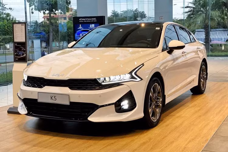 Xếp thứ 2 vẫn là cái tên quen thuộc - KIA K5 với 102 xe hoàn thành thủ tục lăn bánh, tăng 7 xe so với tháng 10. Tính từ đầu năm đến nay, doanh số cộng dồn của KIA k5 đạt 929 xe. Nếu duy trì tốt phong độ trong cuộc đua tháng 12 này, chắc chắn KIA K5 sẽ trụ vững ngôi vị á quân.