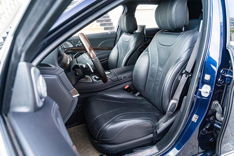 Hệ thống giải trí cho ghế sau đến từ 2 màn hình HD, âm thanh Burmester 13 loa. Bảng điều khiển trung tâm của ghế sau có tính năng Comand Touch, giúp điều khiển dễ dàng và lược bỏ nút bấm rối ren ở bệ đỡ tay. Cửa sổ trời toàn cảnh đóng mở điện.