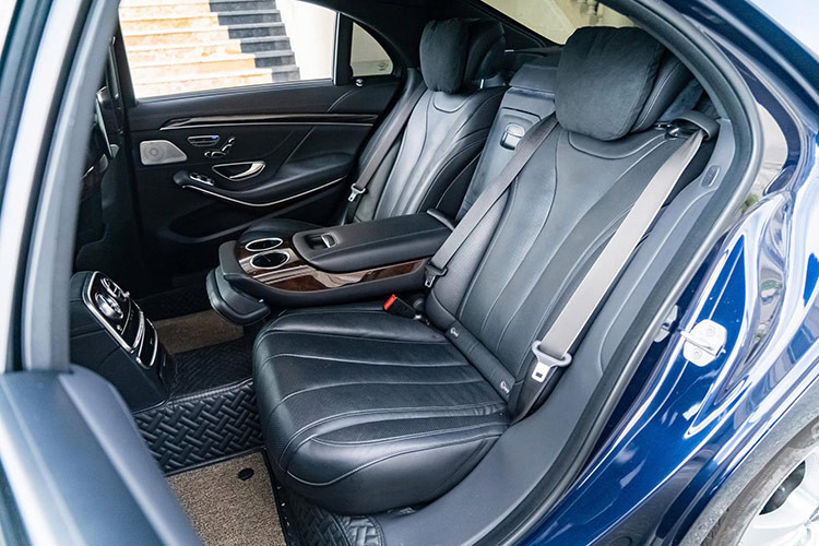 Mercedes-Benz trang bị cho S450 L 2018 động cơ V6 dung tích 3 lít cho công suất 367 mã lực và mô-men xoắn 500 Nm. Hộp số từ 7 cấp chuyển sang loại 9 cấp, cho khả năng sang số mượt mà hơn trước. Hệ thống treo khí nén có thể điều chỉnh bằng tay hoặc tự động tuỳ theo điều kiện môi trường. Xe có khả năng tăng tốc từ 0 - 100 km/h trong 5,4 giây.