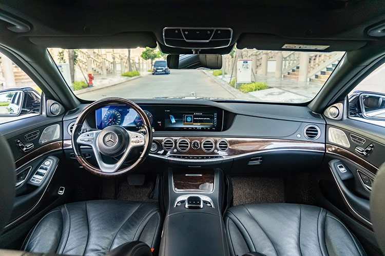 Nội thất xe cũng được làm lại, chủ yếu ở vị trí người lái. Vô-lăng 3 chấu dạng chữ V, tích hợp thêm bàn rê cảm ứng để thao tác thuận tiện hơn. Cụm màn hình kép kích thước 12,3 inch được đưa vào trong một mặt kính.