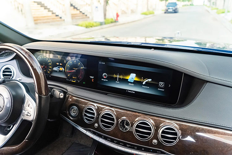 Vẫn là màn hình 12,3 như cũ nhưng điểm mới đến từ giao diện bên trong. Mercedes-Benz Việt Nam đã bổ sung tiếng Việt cho mẫu xe S-Class 2018. Tất cả thông tin hiển thị cho đến bản đồ đều dành riêng cho người Việt. Phiên bản S 450 L sử dụng gỗ bóng walnut màu nâu và da cao cấp.