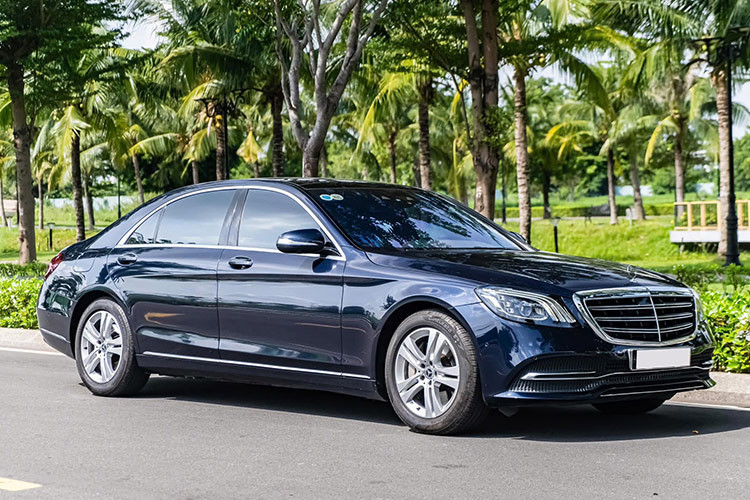  Mercedes-Benz S450 tại Việt Nam luôn được sự quan tâm từ giới nhà giàu nhờ thiết kế sang trọng, sử dụng nhiều chất liệu cao cấp. Ngoài ra, xe cũng có khả năng vận hành mạnh mẽ cùng các công nghệ ấn tượng. Hiện nay trên thị trường xe cũ, những chiếc S450 đời 2018 đang được chủ nhân rao bán lại với mức giá hấp dẫn, tùy thuộc vào tình trạng và đời xe.