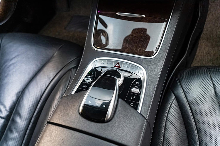 Hàng ghế sau vẫn là tâm điểm mà mẫu xe S-Class hướng tới. Mặc dù không có quá nhiều thay đổi so với S 400, S 450 L vẫn dễ chiều người ngồi sau bởi sự thoải mái mà thiết kế ghế đem lại. Tựa đầu và đệm đỡ chân điều khiển điện nằm trong gói Chauffeur Package ngồi dễ chịu hơn. Chức năng massage 6 chế độ kết hợp hiệu ứng chườm đá nóng giải toả căng thẳng sau ngày dài mệt mỏi.