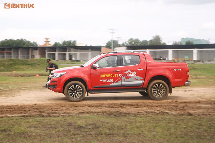 Theo thông tin từ đại lý, phiên bản Chevrolet Colorado số tự động 1 cầu mới này sẽ có trang bị giống hệt so với phiên bản số sàn 2.5 4×2 MT LT đang bán ra tại thị trường Việt Nam. Sự khác biệt chỉ ở hộp số tự động 6 cấp, thay vì số sàn. Xe có giá niêm yết chính hãng chỉ 651 triệu đồng, chênh giá 27 triệu đồng so với bản MT LT.