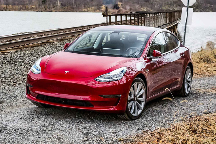 Ông chủ của hãng Tesla cho biết trên mạng xã hội Twitter rằng mẫu siêu xe điện Tesla Model 3 sẽ có thêm phiên bản hiệu năng cao với thời gian tăng tốc từ 0 - 100 km/h chỉ trong vòng 3,5 giây - Nhanh hơn phiên bản tiêu chuẩn với thời gian tăng tốc từ 0 - 100 km/h từ 5,1-5,6 giây.