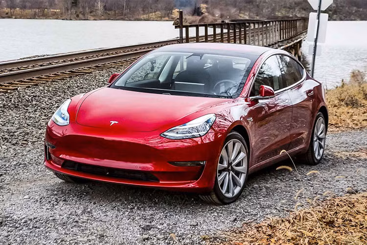 Ông chủ của hãng Tesla cho biết trên mạng xã hội Twitter rằng mẫu siêu xe điện Tesla Model 3 sẽ có thêm phiên bản hiệu năng cao với thời gian tăng tốc từ 0 - 100 km/h chỉ trong vòng 3,5 giây - Nhanh hơn phiên bản tiêu chuẩn với thời gian tăng tốc từ 0 - 100 km/h từ 5,1-5,6 giây.
