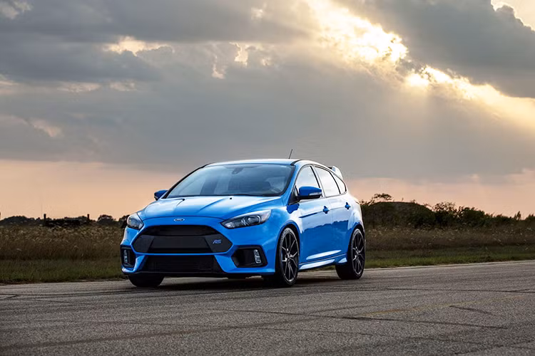 Bên cạnh đó, biểu tượng “Động cơ của Hennessey” dưới nắp capô và bộ la zăng mới và chắc chắn một điều nó sẽ rất mạnh và phấn khích cho các tay lái vôn đam mê dòng xe này. Hiện chưa có thông tin cụ thể về ngày ra mắt và giá của gói độ từ Hennessey.