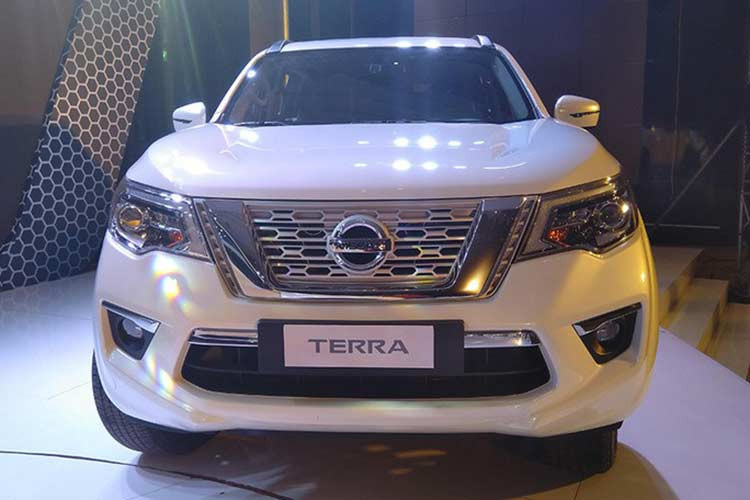 Nissan Terra tại Việt Nam sở hữu một số nét thiết kế quen thuộc, tương tự như xe bán tải Navara. Mẫu SUV sử dụng khung gầm sát-xi rời này được trang bị lưới tản nhiệt V-Motion đặc trưng của gia đình Nissan. Thêm vào đó là cụm đèn pha có thiết kế góc cạnh, chắn bùn phồng lên và nhiều chi tiết mạ crôm sáng bóng.