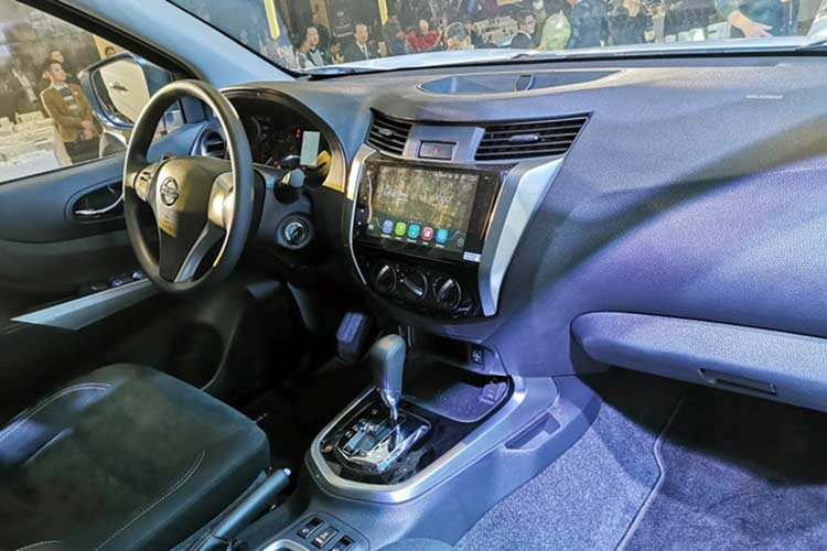 Theo hãng xe ôtô Nissan cho biết, Terra 2018 có không gian nội thất rộng nhất phân khúc với hàng ghế sau có thể gập phẳng xuống sàn. Ở những bản trang bị cao cấp, xe sẽ có nội thất bọc da, ghế lái chỉnh điện 8 hướng, điều hòa tự động 2 vùng và hệ thống thông tin giải trí hỗ trợ kết nối Apple CarPlay.