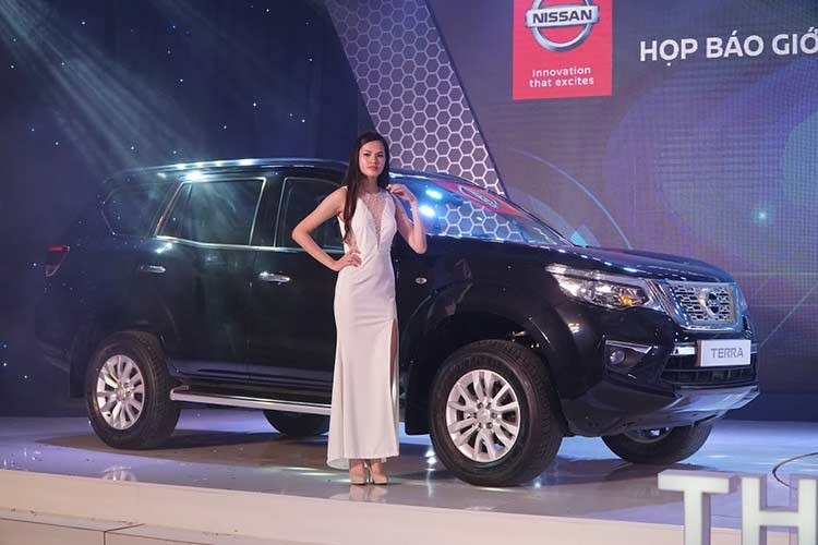 Về ngoại hình, mẫu xe này sở hữu kích thước tổng thể là 4.882 x 1.850 x 1.835 mm (D x R x C), Nissan Terra 2018 mới có vẻ ngoài cứng cáp, cơ bắp đặc biệt với phần đầu có phần giống với mẫu bán tải Navara. Xe có khoảng sáng gầm khá lớn đạt 225 mm được Nissan khẳng định là “tốt nhất trong phân khúc”, cùng với đó là góc tới 32 độ và góc thoát 27 độ.