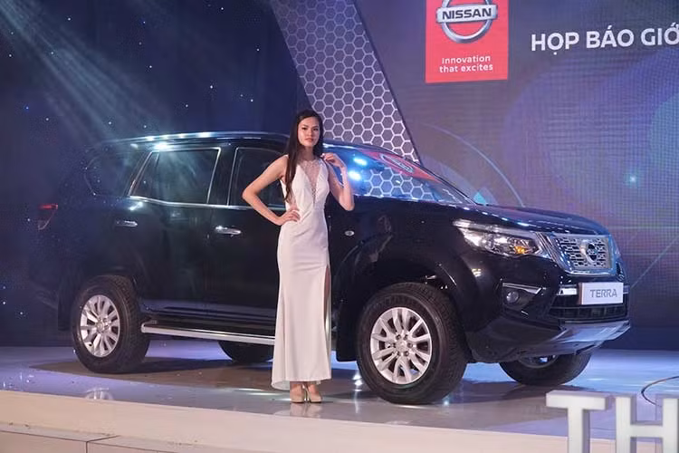 Về ngoại hình, mẫu xe này sở hữu kích thước tổng thể là 4.882 x 1.850 x 1.835 mm (D x R x C), Nissan Terra 2018 mới có vẻ ngoài cứng cáp, cơ bắp đặc biệt với phần đầu có phần giống với mẫu bán tải Navara. Xe có khoảng sáng gầm khá lớn đạt 225 mm được Nissan khẳng định là “tốt nhất trong phân khúc”, cùng với đó là góc tới 32 độ và góc thoát 27 độ.